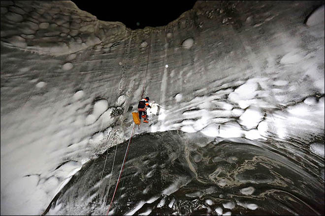 Khám[-]phá[-]bên[-]trong[-]miệng[-]hố[-]bí[-]ẩn[-]ở[-]Siberia